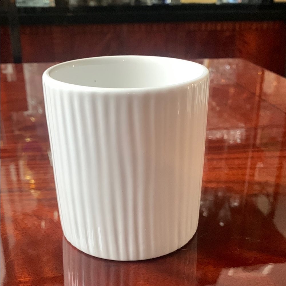 Elegant White Ceramic vase/planter